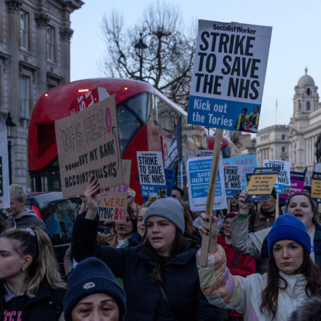 Медицинските сестри във Великобритания протестират за по-високи заплати