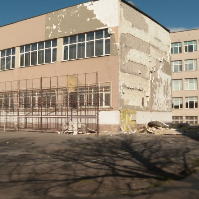 Щети от бурния вятър в София: Пострадаха фасади на училища и детски градини (ОБЗОР)