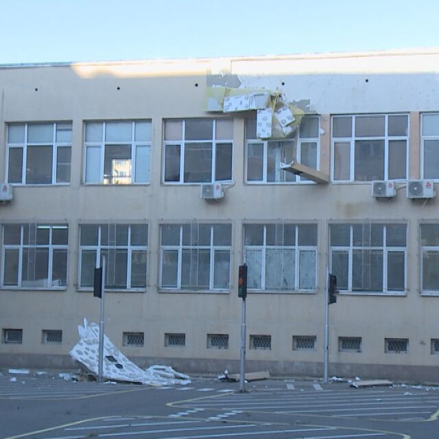 Бурният вятър отвя изолацията на 45-о училище в столицата