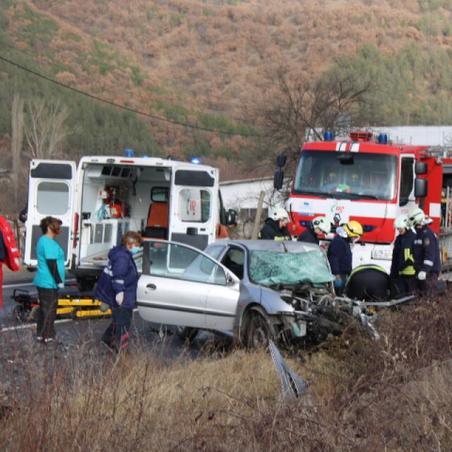 Катастрофата край Благоевград: Извадиха жена, затисната на шофьорското място