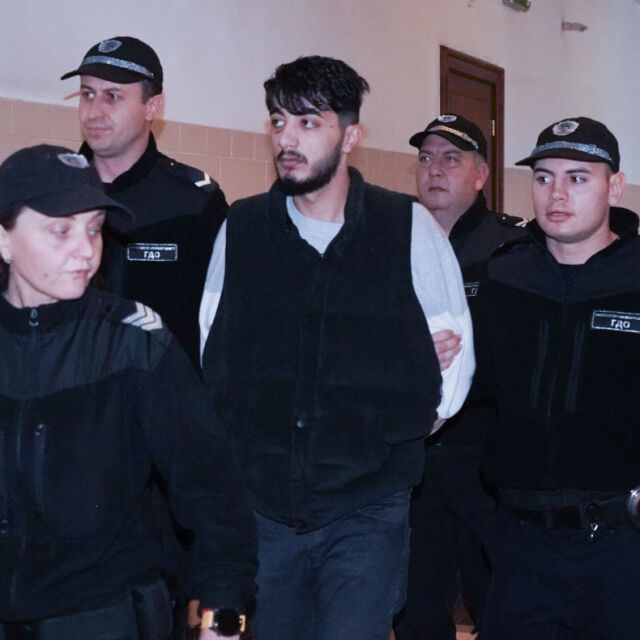 Сириецът, предложил подкуп от 10 000 евро на полицай, остава в ареста