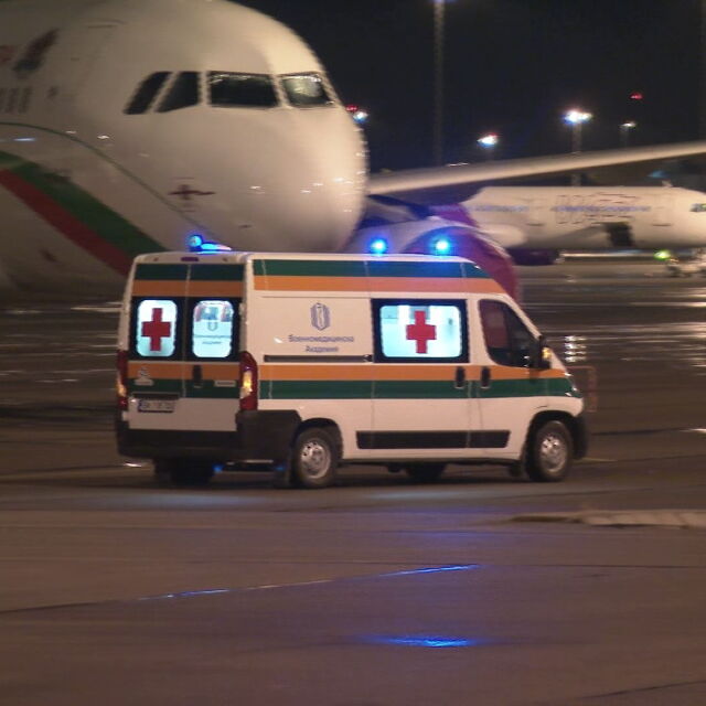 Правителственият самолет "Фалкон" с пребития в Охрид българин кацна в София