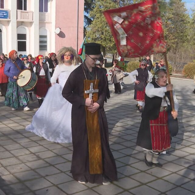 Традициите на Бабинден: В Хотница българи и англичани задно отбелязаха празника