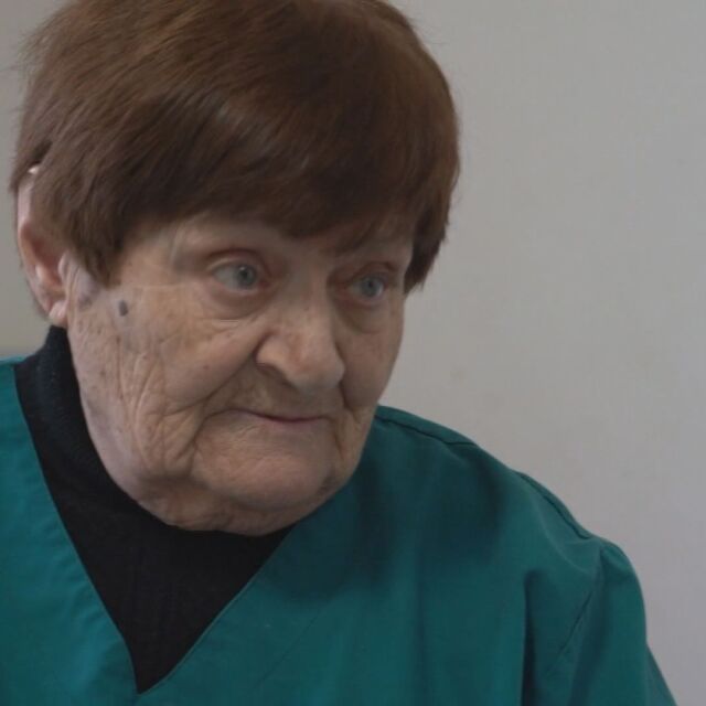 Лекарка на 86 г. работи на 3 места, за да се грижи за внука си