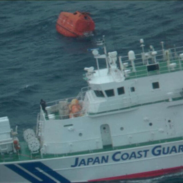 Товарен кораб се обърна край Япония