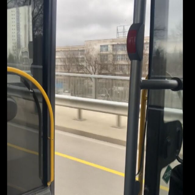Сигнал на пътници: Автобус на столичния градски транспорт се движи с отворени врати