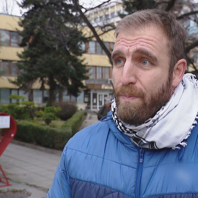 Лазар Радков показа шрапнелите, които са ги пропуснали в Украйна: Целият бус е на дупки