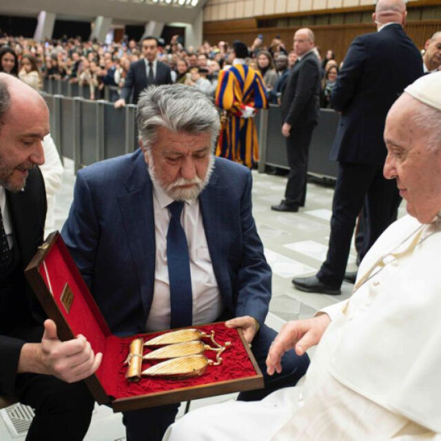 Папа Франциск прие Вежди Рашидов във Ватикана, получи копие от наше златно съкровище (СНИМКИ)