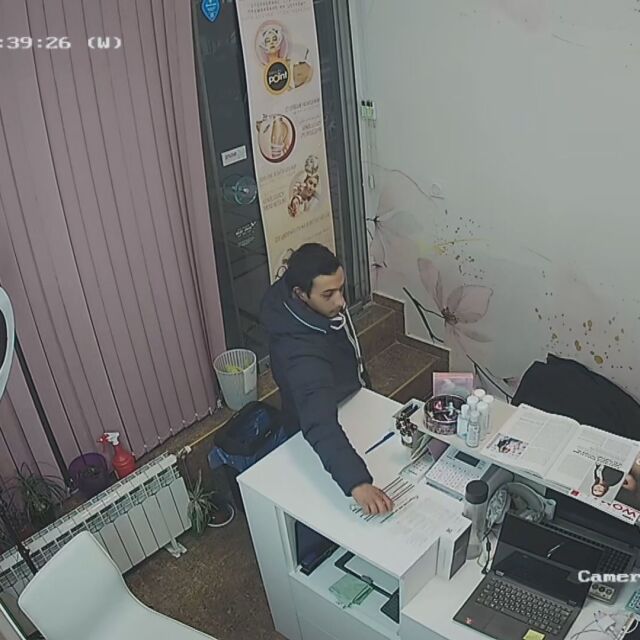 Нагла кражба в София: Мъж избяга с телефон от козметичен салон