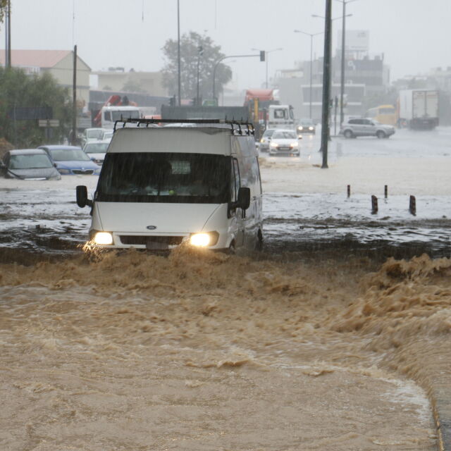 "Градушка, силни дъждове и блокирани коли": Опасно време в Гърция  