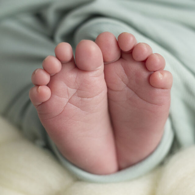 "Чудо": Жена без яйчници роди здраво бебе