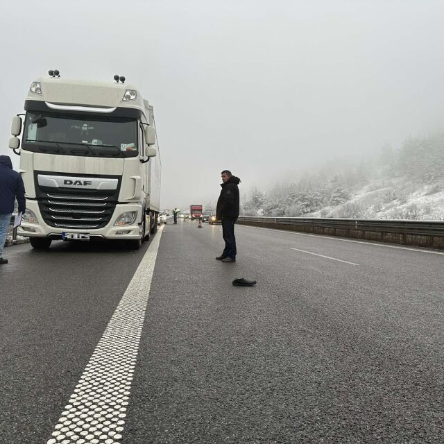 Шофьор на камион е с опасност за живота след тежка катастрофа на магистрала „Тракия“