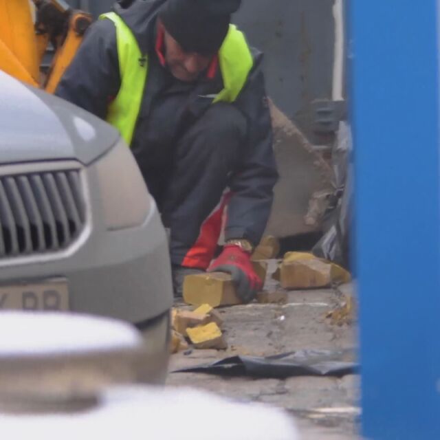 Отново: Работник чупи с чук жълти павета в столицата (ВИДЕО) 