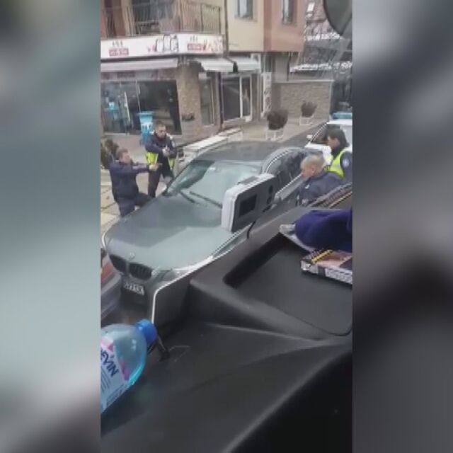 Вижте как вадят от колата шофьора, барикадирал се след гонка с патрулка (ВИДЕО)