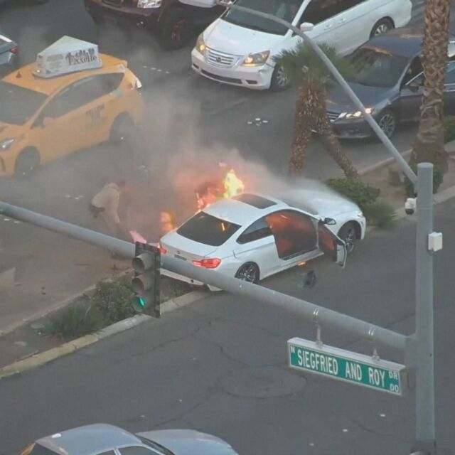  Извадиха водач от кола, секунди преди тя да избухне в пламъци (ВИДЕО) 