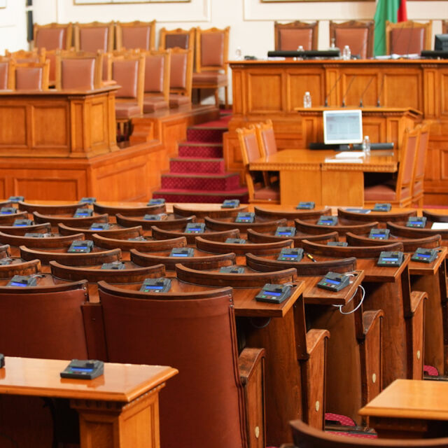 Новите 240 депутати: Какво ще бъде разпределението на местата в пленарната зала?