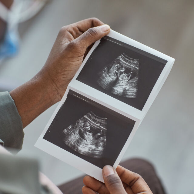 Дела и върнати деца след невъобразимо объркване на ембриони от инвитро клиника