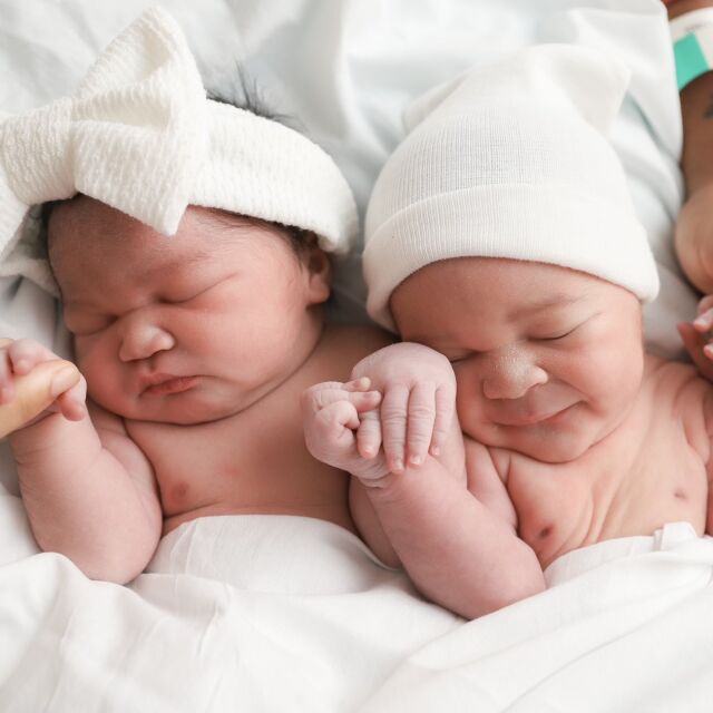 Брат и сестра се родиха с 3 минути разлика, но в различни години