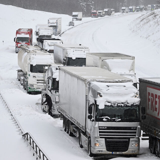 Снежен хаос и минус 43,6°: Доставиха вода и храна на 1000 блокирани шофьори в Швеция (СНИМКИ, ВИДЕО)