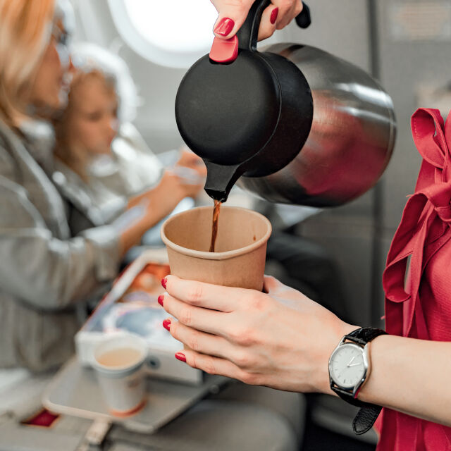 Защо стюардесите не пият кафе и чай в самолета?