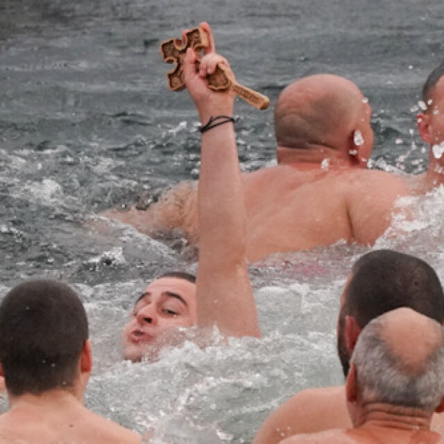 45 мъже скочиха в езерото на столичния квартал „Дружба“, за да извадят Богоявленския кръст