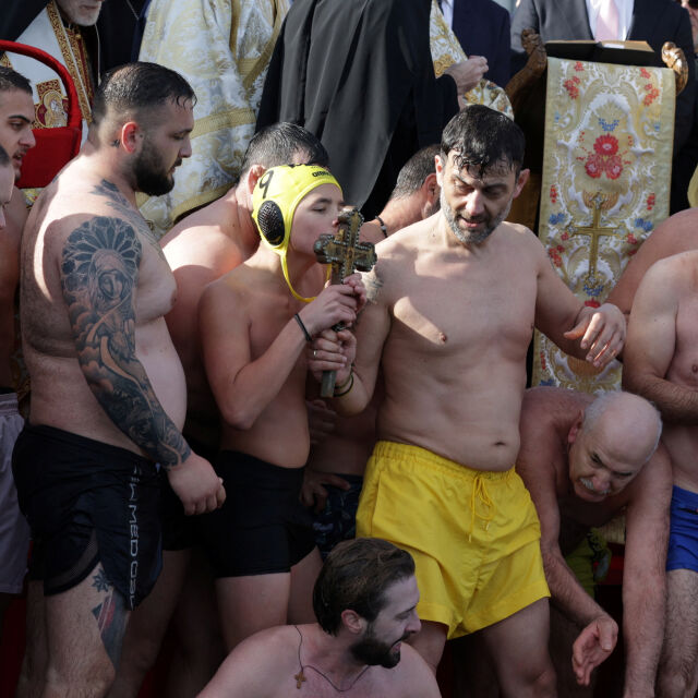 Православните християни в Турция празнуват Богоявление на Златния рог (ВИДЕО и СНИМКИ)
