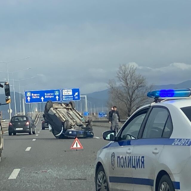 Катастрофа между кола и камион в София (СНИМКИ)