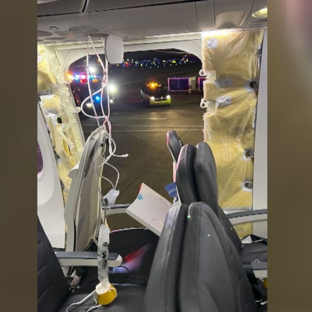 Кадри отвътре: Вижте пътниците по време на кацане, докато прозорец и стена на самолет се откъсват