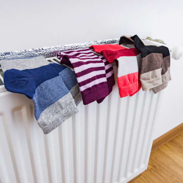 Увеличава ли сметките сушенето на дрехи върху радиатор?