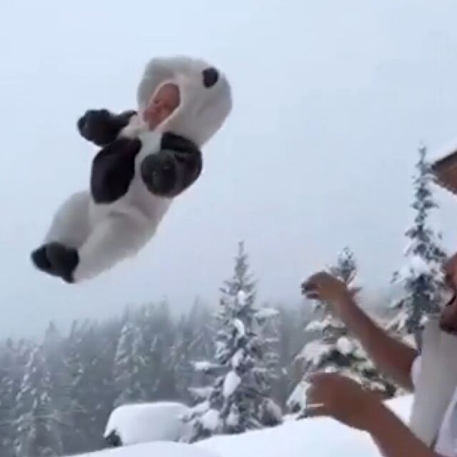 Кукла или истинско бебе? Руснак хвърли детето си в преспа сняг (ВИДЕО)
