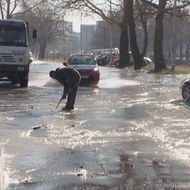 Голяма авария в Сливен: Километри от пътя към града са под вода