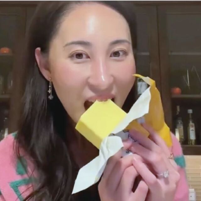  Не правете това: Влогърка яде по 22 яйца и пакетче масло всеки ден (ВИДЕО) 