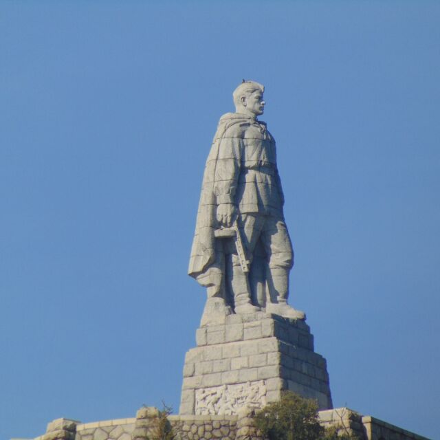 Символ на тежък или епичен период в историята ни: Защо искат да преместят паметника на Альоша в Пловдив?