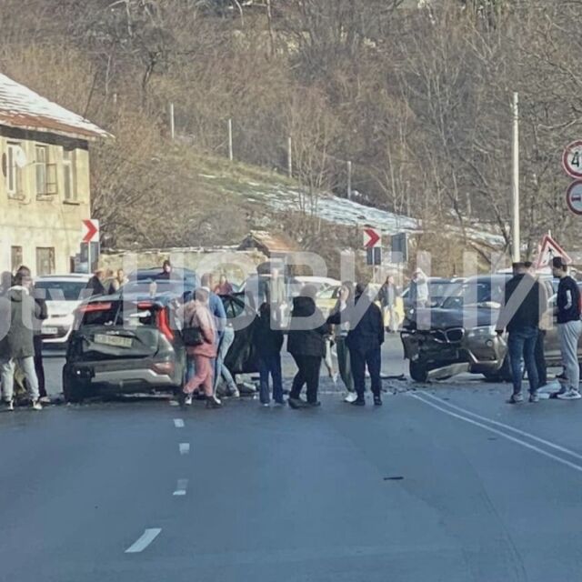 Тежка катастрофа между три коли на пътя София-Перник, има ранени