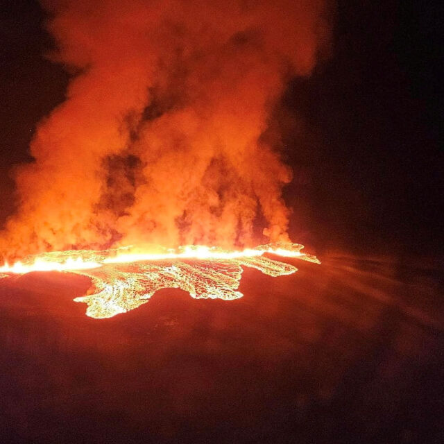 Вулканът в Исландия: Моментът, в който лавата подпали къщи (ВИДЕО И СНИМКИ)