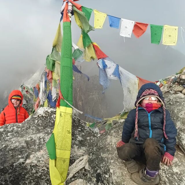 На 5364 метра височина при -25°: 4-годишно дете от Чехия стигна до базовия лагер на Еверест (СНИМКИ)