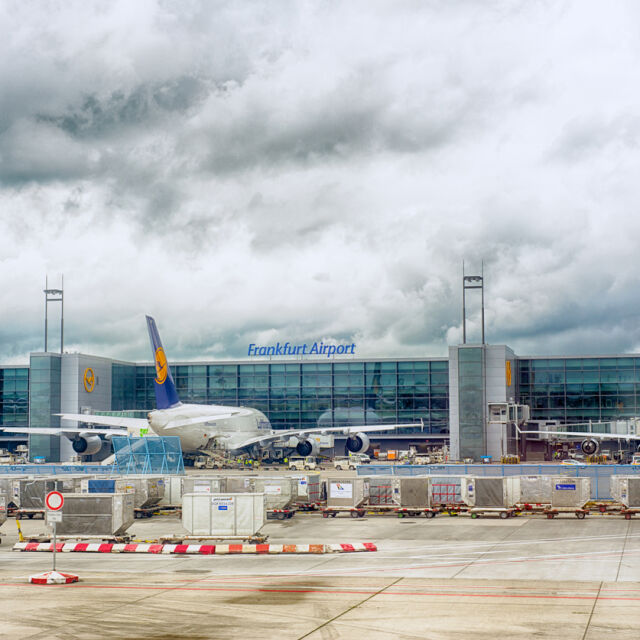 Леден дъжд отмени всички полети на летището във Франкфурт (СНИМКИ)