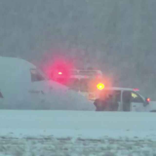 Заради лошото време в САЩ: Самолет излезе от пистата (ВИДЕО)