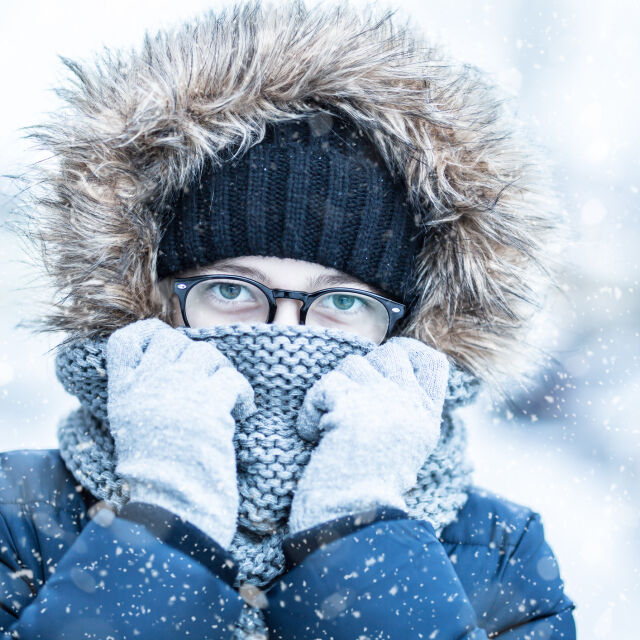  Зачервена и сърбяща кожа, кихане и сълзене на очите: Как ни влияе студът?