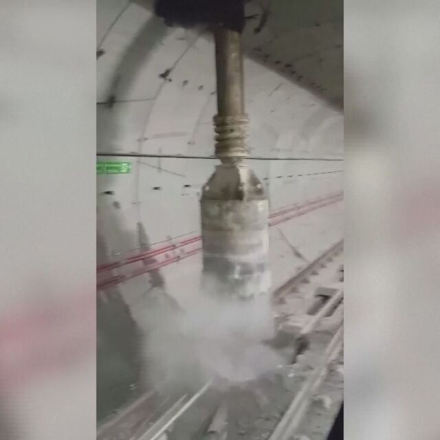 Сондажна машина погрешка проби тунела на метрото в Истанбул