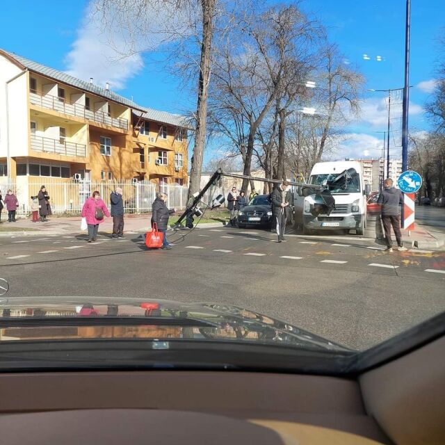Заради бурния вятър: Светофар падна върху бус, изчакващ на червено в Пазарджик (СНИМКИ)