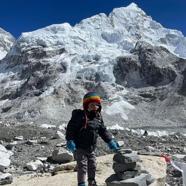 След дихателни техники и ледени бани: 2-годишно момче достигна базовия лагер на Еверест (СНИМКИ)