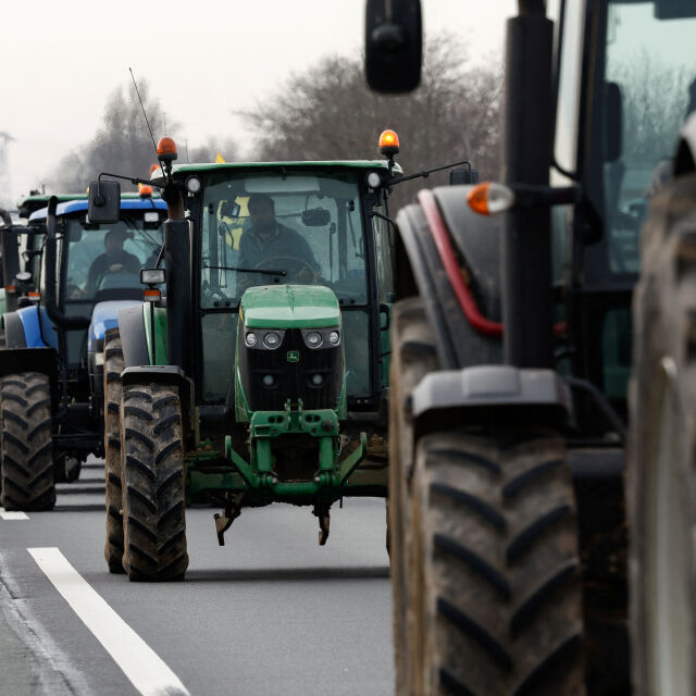 Мащабни земеделски протести във Франция: Стотици трактори обградиха Париж (СНИМКИ и ВИДЕО)