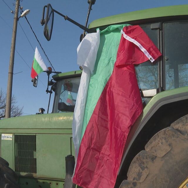 Земеделци от Хасково изкараха техниката си в знак на протест