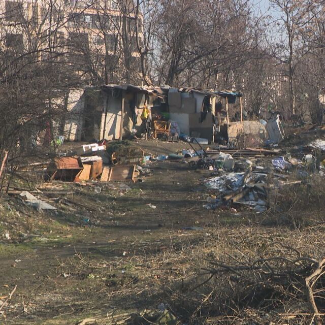  По зрителски сигнал: Бездомни хора горят безотговорно боклуци до блокове в столичен квартал 