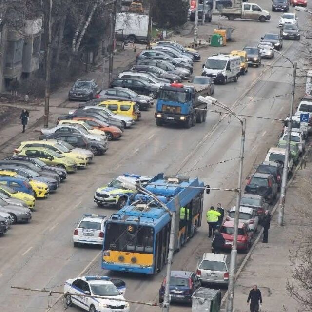 Тролейбус блъсна и уби жена в София