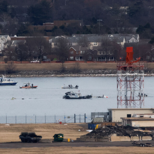  Открити са черните кутии на самолета, сблъскал се с боен хеликоптер в Съединени американски щати 