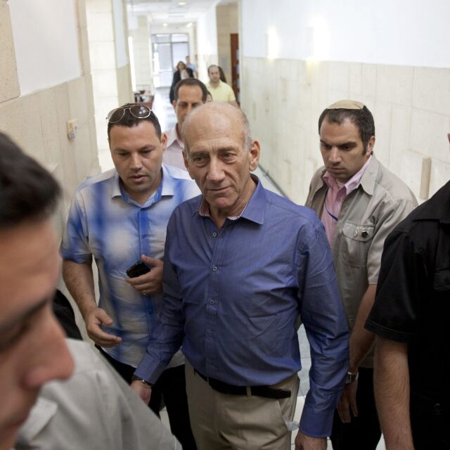 Бившият израелски премиер Олмерт осъден за корупция