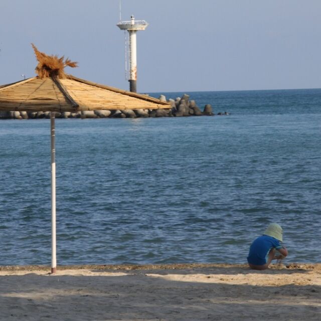 Цената на сянката: Колко струва наемането на чадър по курортите около Варна и Бургас?