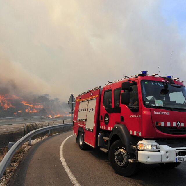 Пожарникарите в Испания се борят с първия голям пожар за годината (ВИДЕО)